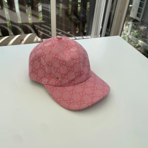 Rosa Gucci keps - Rosa gucci keps no size. Helt ny oanvänd. Pris är diskuterbart vid en snabb affär.