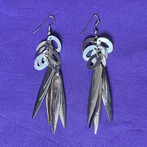 Silvriga hängande örhängen - Örhängen med  modern och edgy look som verkligen sticker ut. Perfekt för att ge din outfit extra attityd. drygt p9 cm