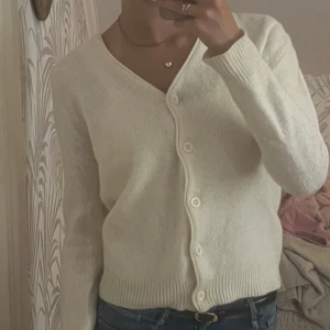 Krämvit ullkofta - Säljer en mysig ullkofta med v-ringning och puffärmar. Den är lite kortare i modellen och är gjord av angora och lammull samt 10% nylon. Passar en xs-s perfekt!❤️