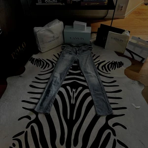 Replay Grover ljusblå jeans, stl 28 - Säljer ett par Replay Grover jeans i ljusblå tvätt. Klassisk femficksmodell med raka ben och normal passform. Jeansen har snygga slitningar och är tillverkade i mjukt denimtyg. Perfekta för dig som gillar en avslappnad och stilren look.