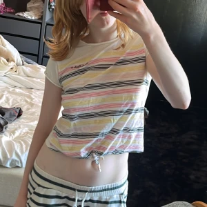 Hampton Republic randig t-shirt - Cropped randig T-shirt som man knyter där fram! Den har två pyttesmå hål (bild 5) men de syns inte när man har på den, framförallt inte när den är knuten <3 Den är i barnstorlek, men det motsvarar väl en XS 