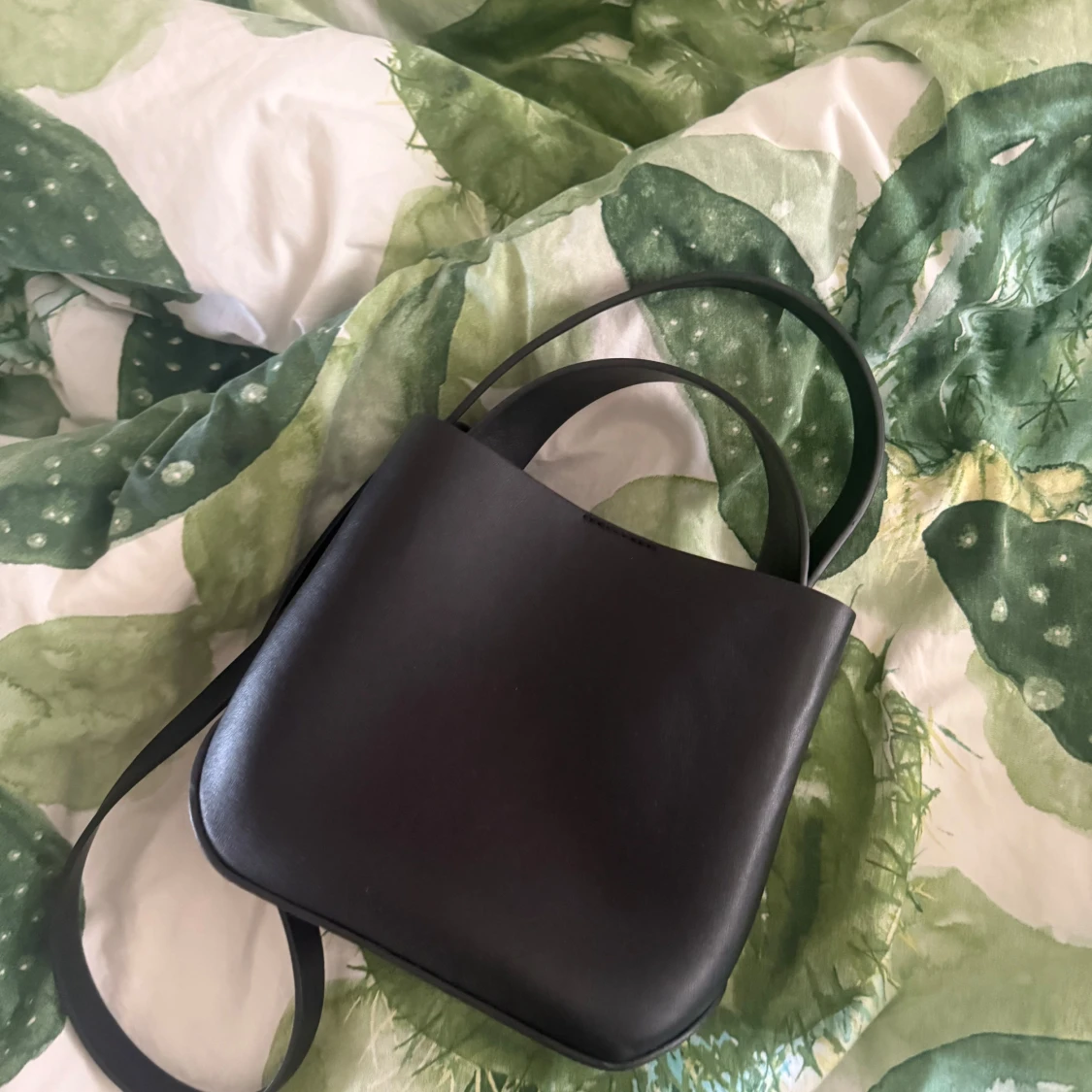 Svart stilren axelväska i skinn - 1