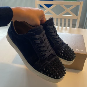 Christian Louboutin - Sällsynta loubs! Storlek 41 några skador runt skorna men ändå i bra skick. Självklart äkta och allt tillkommer, fler frågor? Kontakta mig