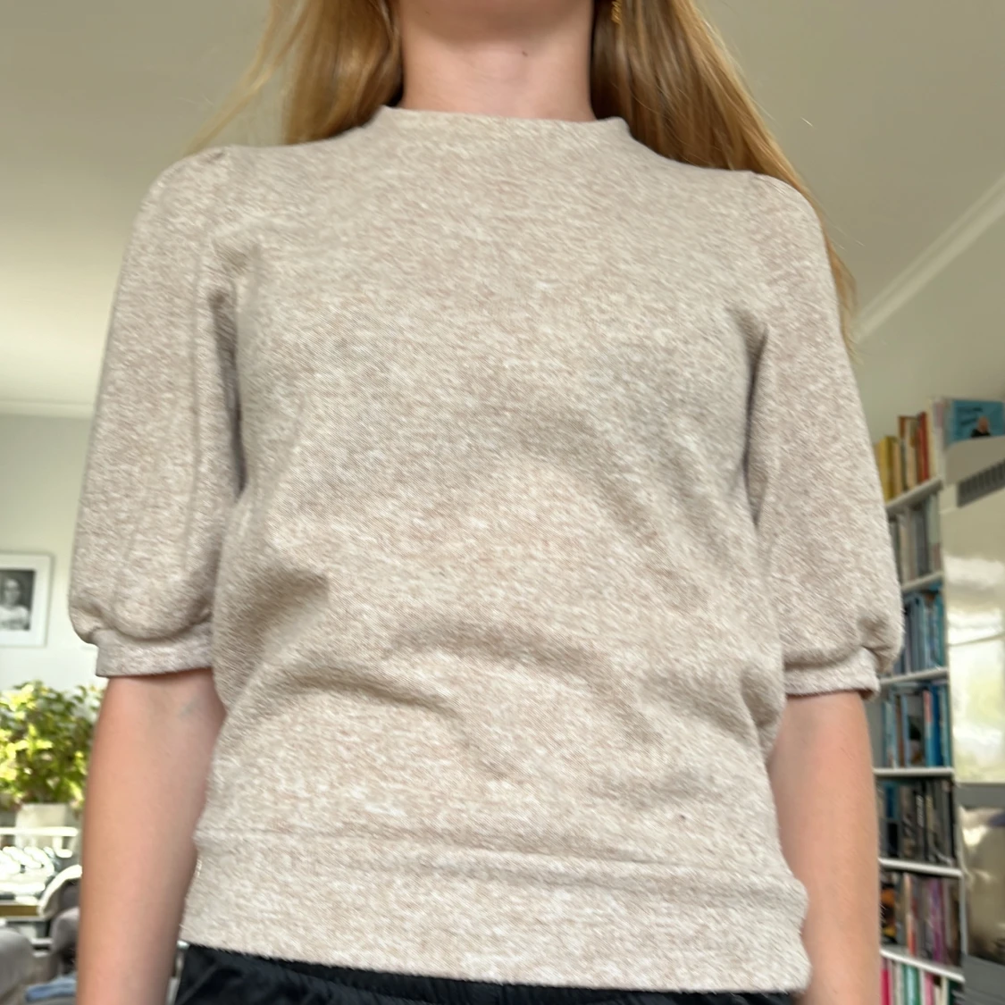 Beige stickad tröja med puffärm