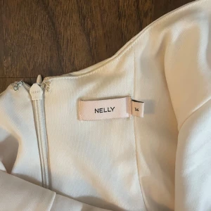 Champagnefärgad/ ljusrosa långklänning från Nelly - Jag säljer en jättefin somrig långklänning, som funkar perfekt på en bal eller liknande. Använd två gånger. Kommer från Nelly och är i storlek 34 passar som S🩷 nypris 900kr och säljs ej längre  