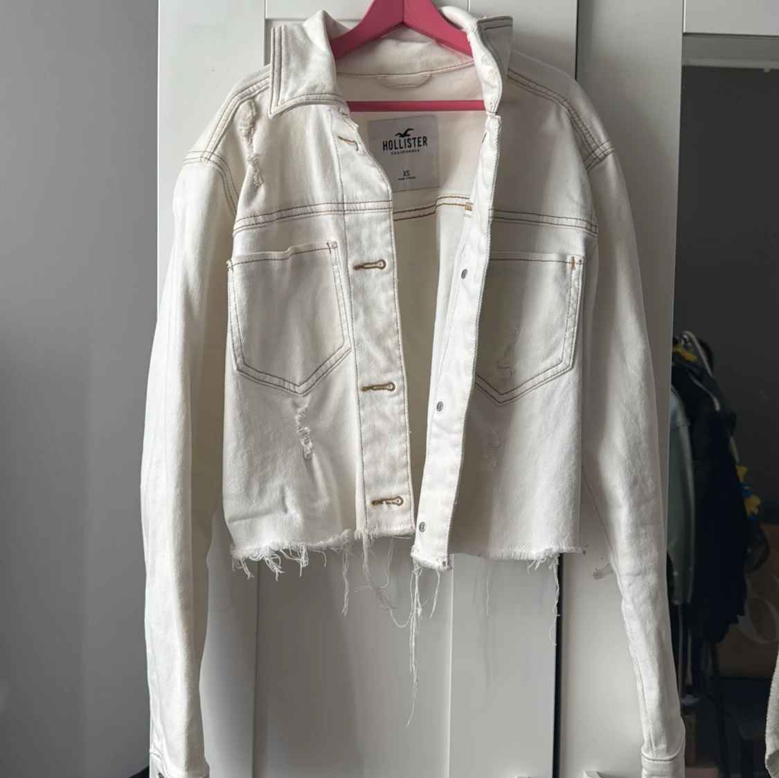 Vit croppad jeansjacka från Hollister