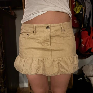 Beige jeanskjol med volang🤩🥹🙏 - supersöt beige lågmidjad vintage jeanskjol🤩🤩🤩