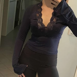 Blå spetstopp - Blå spetstopp i super fint skick 🩷 Liknar Venderby’s! Storlek S/M