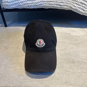 Moncler keps  - |Säljer nu denna Moncler keps|Den har tecken på användning men är fortfarande i ett gott skick|Vid eventuella frågor är du välkommen att kontakta oss|