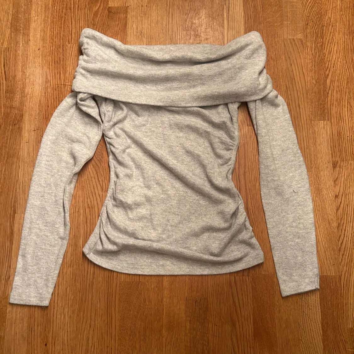 Grå offshoulder långärmad tröja Amisu