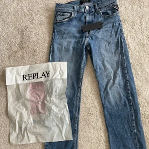 Blå Replay jeans straight fit/Slim fit - Snygga blå jeans från Replay med klassisk femficksdesign och raka ben. Jeansen har en ljus tvätt, silverfärgad knapp och detaljerad bakficka med broderad logga. Original lapparna följer med. Jeansen är i helt nytt skick. Nypriset: 800kr. Skriv vid funderingar🧩