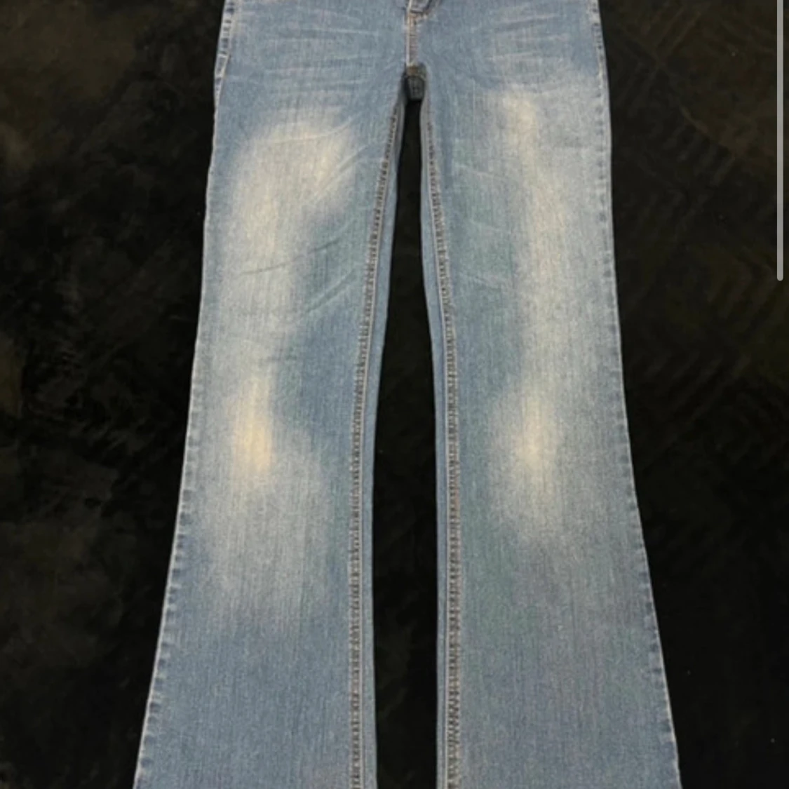 Ljusblå bootcut jeans med slitningar