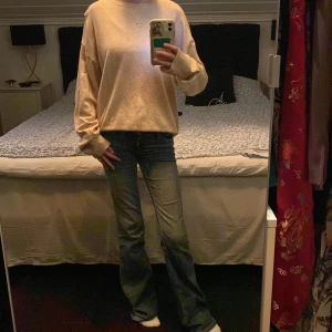 Beige stickad tröja från Gina Tricot - Säljer en beige stickad tröja från Gina Tricot i storlek 146/152. Tröjan har en loose passform med långa ärmar och rund hals. Perfekt för dig som gillar enkel och clean stil. Supermjuk och skön att ha på sig under kyliga dagar.