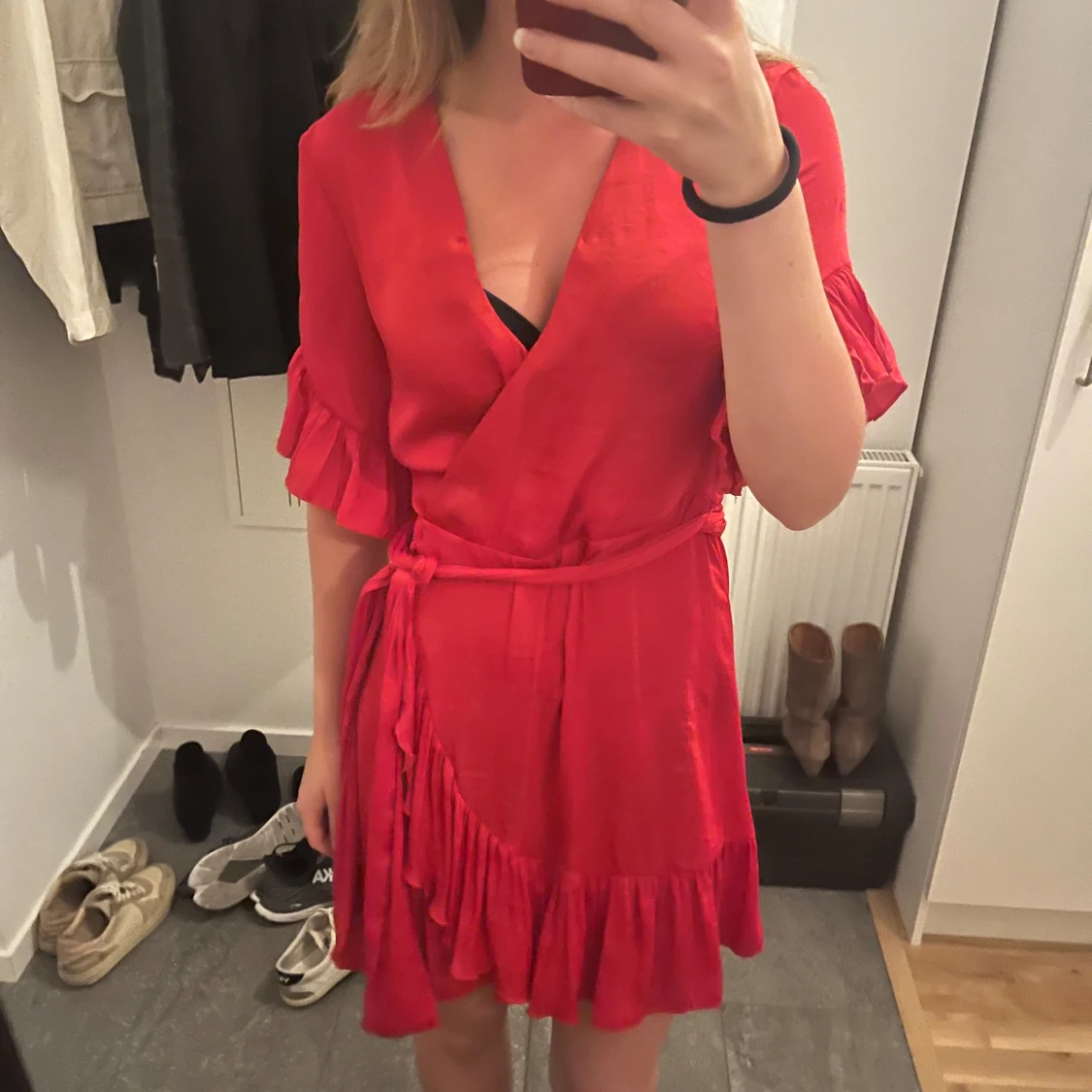 Röd omlottklänning med volanger