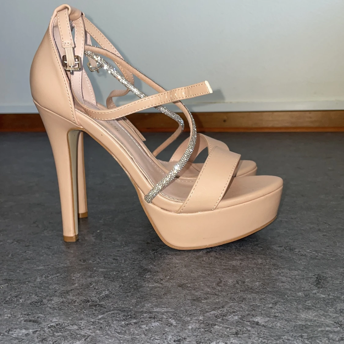 Nude klackar med glitter 