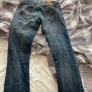 Nudie jeans - Säljer dessa nudie jeans då dom har blivit för små storlek är 28 W 28 L går gärna med på byte också men det finns en liten skavank och det är på bilden ett litet hål som inte syns mycket alls men är lätt att fixa 