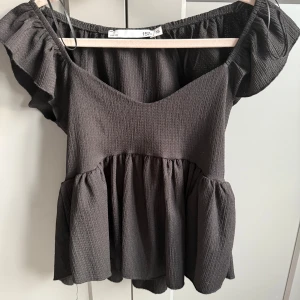 Svart topp - Säljer denna snygga blus i storlek S