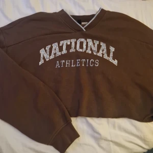 Brun cropped tröja  - Jätte fin brun cropped tröja i storleken M från H&M