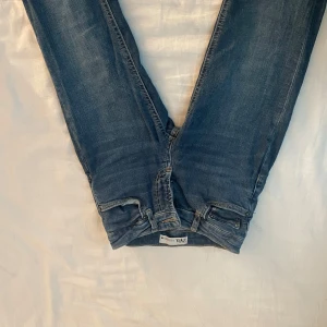 Blå jeans från ZARA - Snygga blå jeans från ZARA i bootcut. Materialet är mjukt denim i bomull med lätt tvättad look. Perfekta på mig som är 170 lång säljer pga att dem har blivit försmå🩷