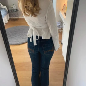 Low waist bootcut jeans - Low waist bootcut jeans med mönstrade bakfickor. Mycket fint skick då de endast är använda ett fåtal gånger