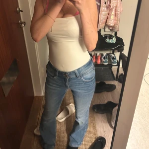 Blå bootcut jeans Gina Tricot  - Säljer ett par klassiska blå jeans från Gina Tricot i storlek 152. 