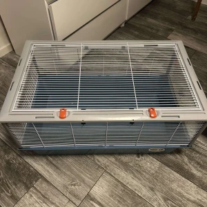 Hamsterbur  - Fint skick på buren! Min hamster har gnagt lite på gallret men inget som påverkar. Den är 78•48•39cm. 