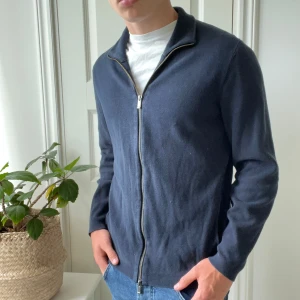 Massimo dutti full zip  - Massimo dutti full zip! I väldigt bra skick, lite sliten vid zipen men annars som ny. Modellen bär L och är 180,75 kg. Kom med frågor! 