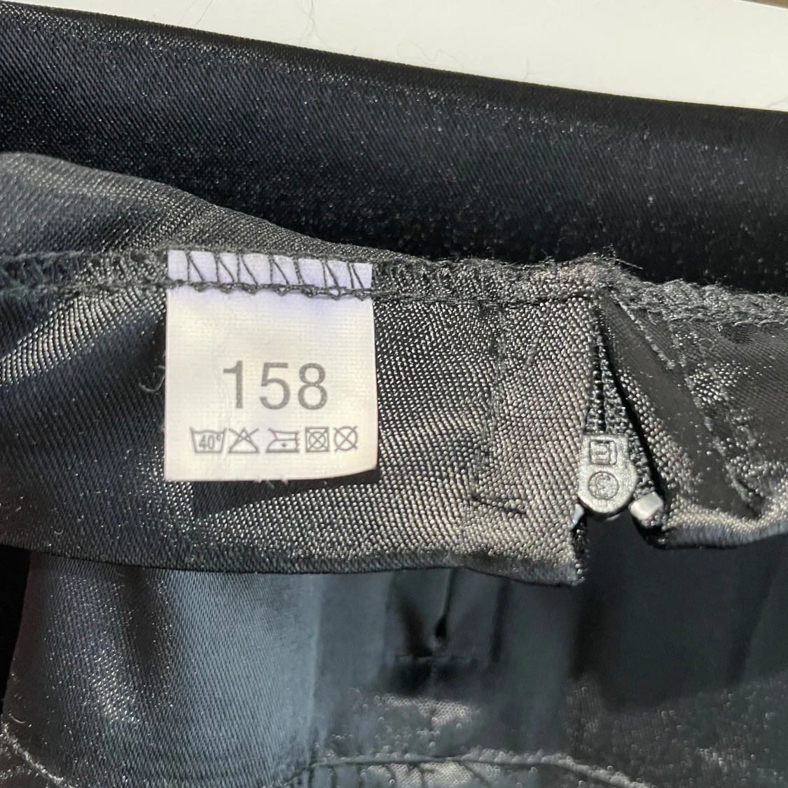 Svart mönstrad satinkjol med rosett - 2