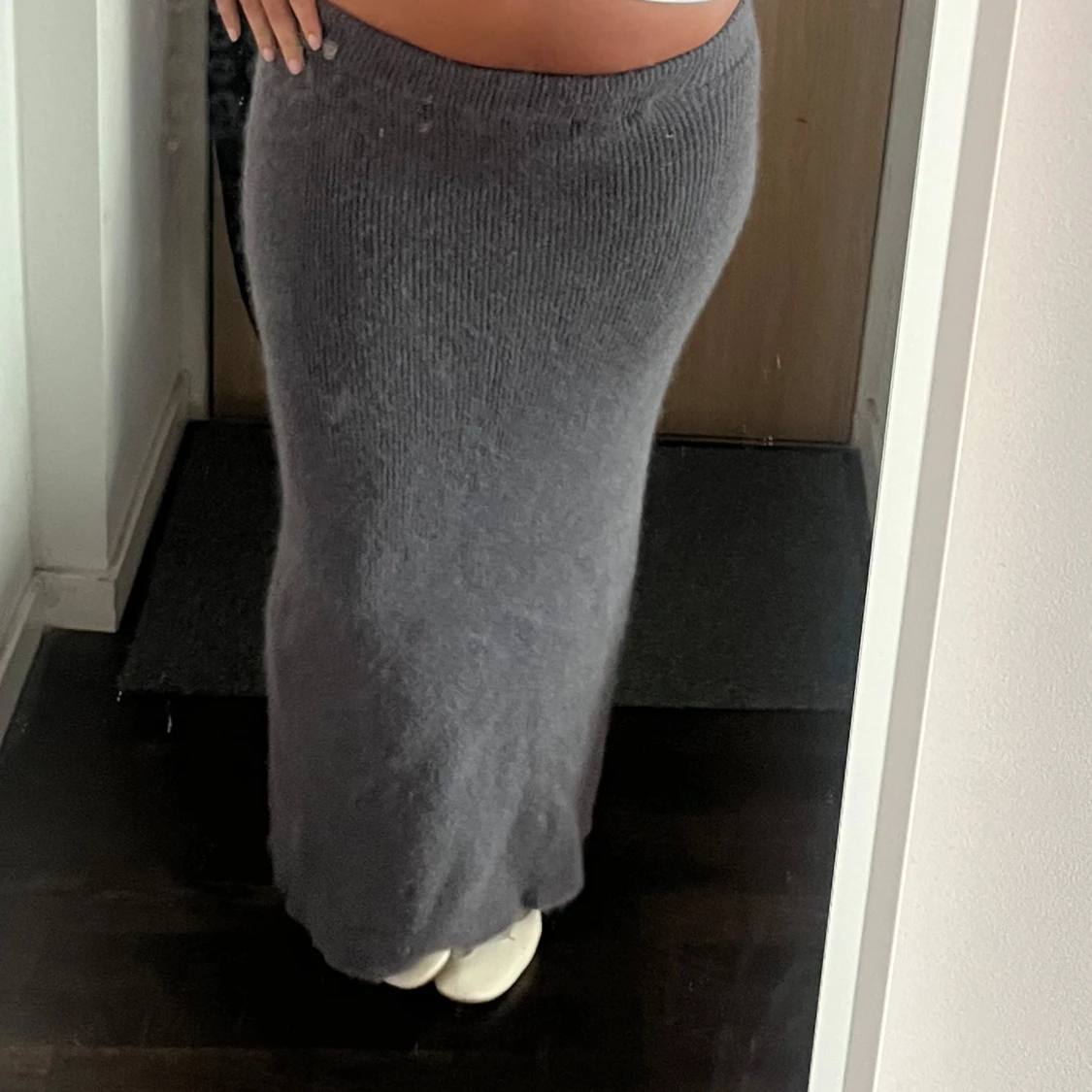 Mörkgrå stickad långkjol