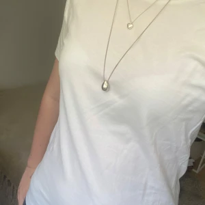 Vit t-shirt från Cubus  - En vanlig T-shirt från Cubus, använd fåtal gånger. Säljer för att den inte kommer till användning.                                                        Skicka för fler bilder eller frågor. Öppen för prisförslag💕