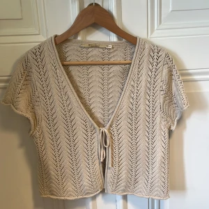 Stickad bolero - Beige stickad bolero/blus, vintage rosebud. Storlek M i bra skick!