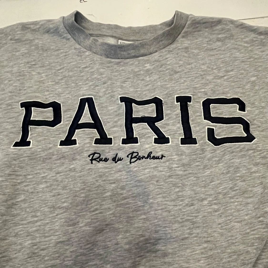 Grå tjocktröja med text💕 - 4