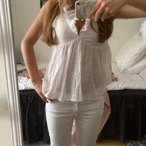 Söt blus - Supersöt vit ärmlös blus från Gina Young. Knappt använd då den är för liten.