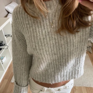 Ljusgrå stickad tröja Gina Tricot - Supermysig ljusgrå stickad tröja från Gina Tricot. Strl xs, har börjat bli lite nopprig ( kolla bilderna ) men absolut ingenting man tänker på!!❤️