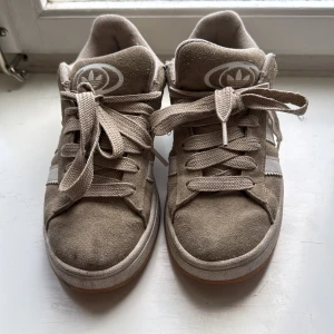 Beige adidas Campus sneakers mocka - Beiga Adidas campus skor, i storlek 36/2/3. 