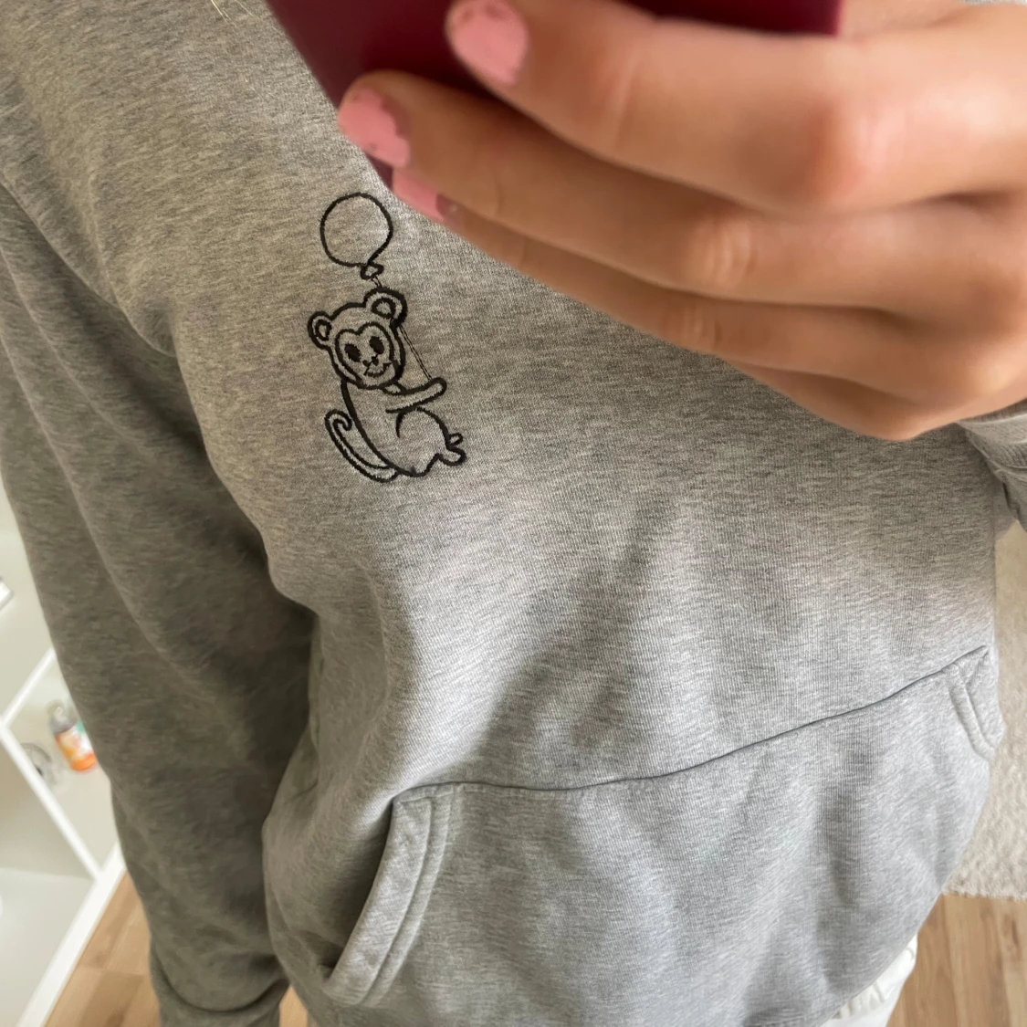 Grå hoodie från Margaux Dietz  - 2