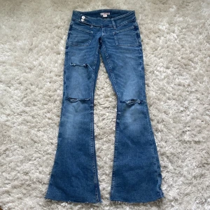 Blå bootcut jeans Gina Tricot XXS - Snygga blå bootcut jeans! Jag har klippt de så dom är lite kortare i storleken men passar dom som är 155-160!