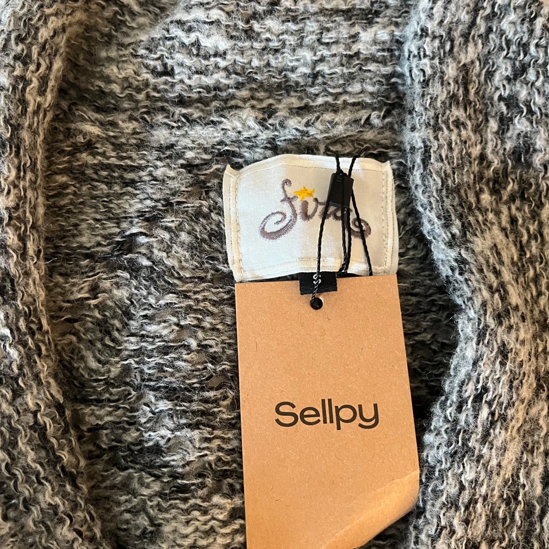 Grå stickad kofta  - 1