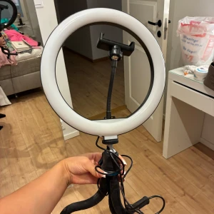 Ring light - Vanlig ring light med inbyggt mobilställ. Lyser i olika ljus med knapp