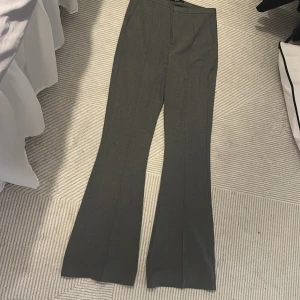 Grå bootcut kostymbyxor Gina Tricot - Så fina gråa byxor från Gina, köpt för flera år sedan endast använda 1 gång på en middag. Storlek S