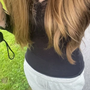 Svart V tingad spetsblus från Intimissimi - Supersnygg svart långärmad blus från Intimissimi med spetsdetaljer vid halsringning och ärmslut. Topp i ultralätt material med kashmirblandning, figurnära passform och elegant v-ringning.