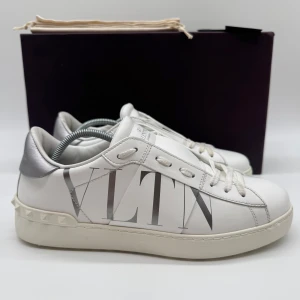 VALENTINO SNEAKERS - Valentino sneakers - Skick: 9/10 - Storlek 40 sitter som 41 - Tillbehör: Inget utöver skorna - Nypris 7700kr - Deluxecloset 