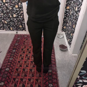 Svarta bootcut kostymbyxor BikBok - Jätte fina svarta kostymbyxor från BikBok i storlek 36. Byxorna har bootcut-modell med utsvängda ben, hällor för bälte och diskreta fickor bak. Snygg passform och passar till allt❤️