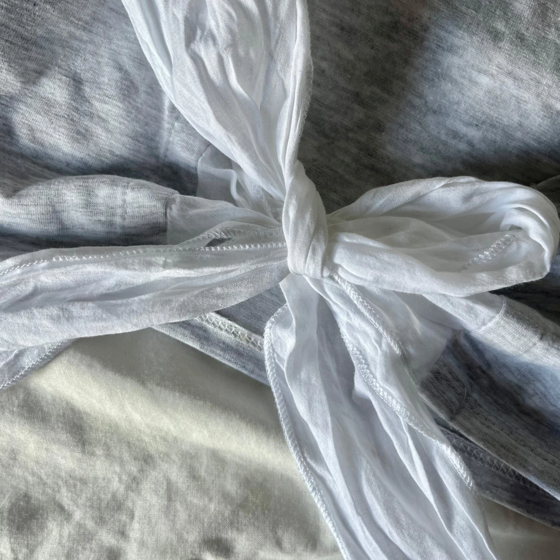 Grå topp med knyt från Subdued - 1