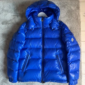 💫Moncler Maya💫 - Hej! Säljer nu denna sjukt snygga Moncler Mayan i en extremt eftertraktad och fin färg. Den är i storlek 1 vilket motsvarar S. Den är i brutalt fint skick, skulle säga 9/10. Denna jacka är väldigt limiterad. Årsmodell 2018. Den är köpt från Merchsweden och KVITTO finns. Nypris 18.000kr Hör av er vid frågor eller funderingar🌟💫