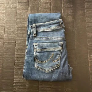  LTB Valerie - Snygga blå jeans från LTB, modell Valerie. Klassisk femficksdesign med kontrastsömmar och dragkedja. Jeansen har en normal passform och är tillverkade i mjukt bomullsmaterial med lite stretch för extra komfort.