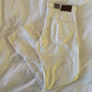 Vita straight jeans från Esprit - Snygga vita jeans från Esprit i rak modell. Klassisk femficksdesign, silverfärgade nitar och läderpatch bak i midjan. Jeansen är tillverkade i bomull och har en clean look som passar till allt. Perfekta för dig som gillar stilrena och fräscha outfits.