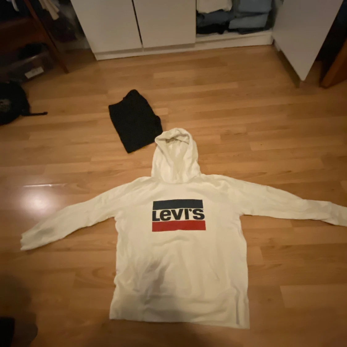 Vit Levi's hoodie med logga