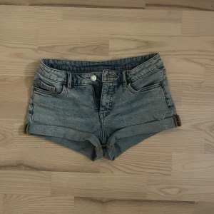 Low waist jeans shorts - Jätte fina Low waist korta shorts som är ljus blå. De går att spänna om och ut inuti och det står i shortsen att de är storlek 146 men men jag kunde ha storlek 164/170 när jag köpte de💞 tyvär blivit för små för mig därför säljer jag!