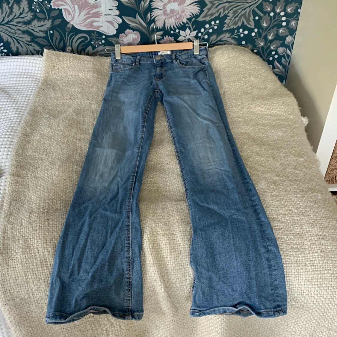 Blå bootcut jeans från Gina Tricot - 2